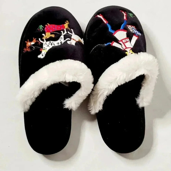 Isotoner totes Shoe Embroidered graphic comfort Indoor Slip on wear Sz 5-6 US - Picture 3 of 8